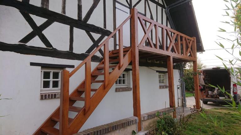 Pose d'un balcon avec escalier en chêne massif