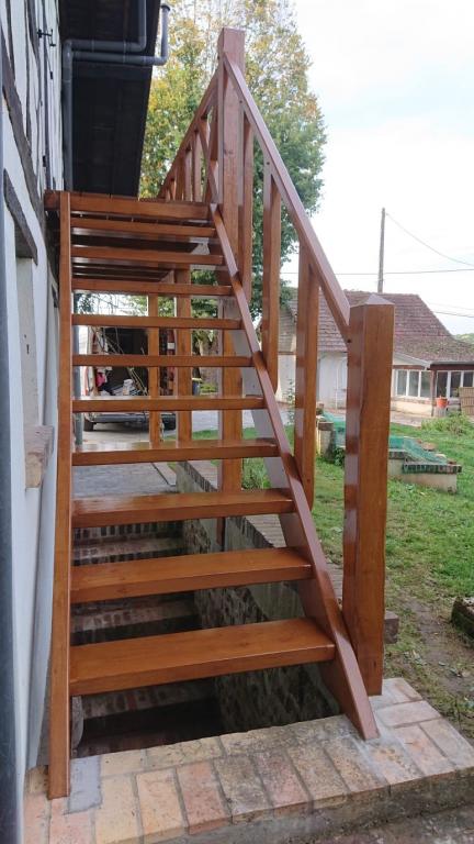 Pose d'un balcon avec escalier en chêne massif