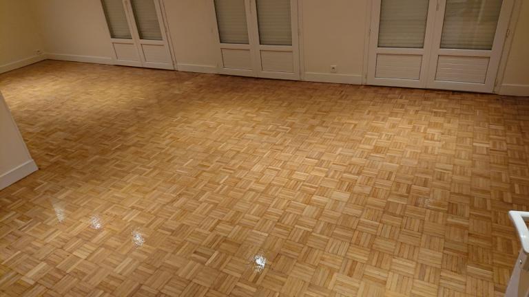 Restauration de surface Et vitrification d'un parquet chêne